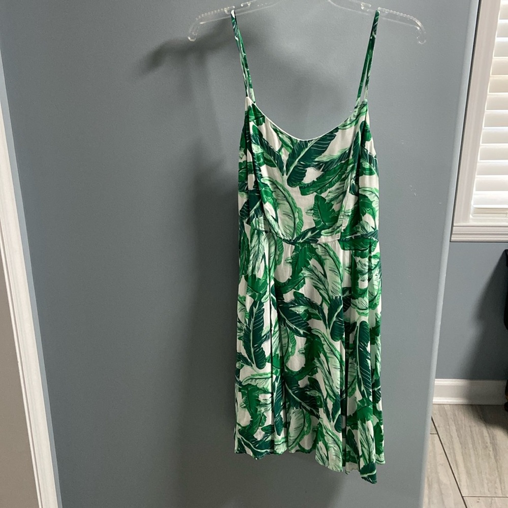 Super flattering green palm dress size M